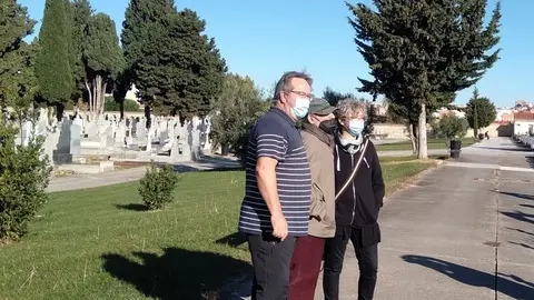 El alcalde de Zamora junto al escultor Coomonte en el cementerio municipal