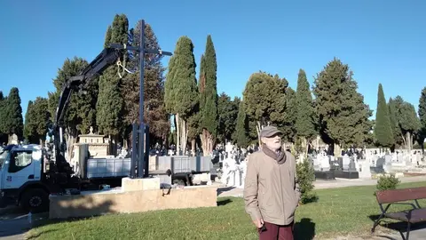 Coomonte frente a su cruz