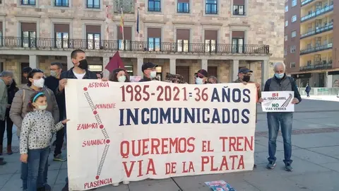 Concentración en defensa del ferrocarril en la Plaza de la Constitución