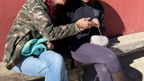 Noelia Fraile orienta a su hija durante una creación de ganchillo