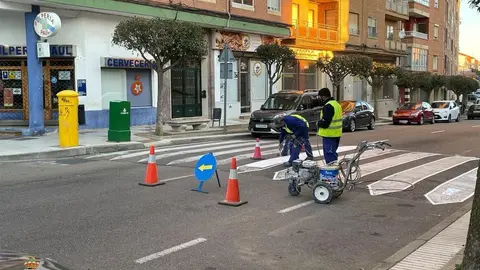 Operarios realizan las marcas viales en una calle de Benavente