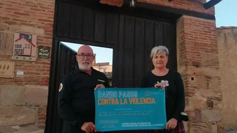 Jesús Domínguez con la propietaria de Casa Tío Quico en Granja de Moreruela