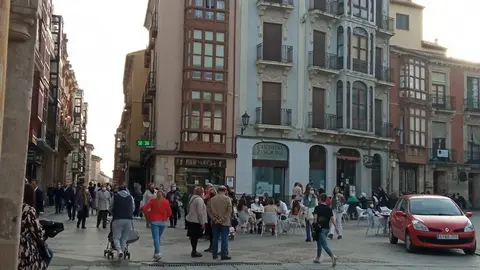 Gente por la Plaza Mayor de Zamora