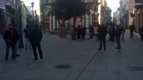 Gente por la calle Sagasta de Zamora