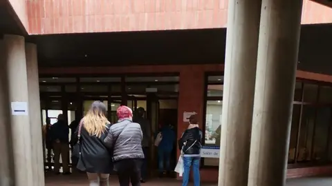 Pacientes a la puerta del centro de salud Santa Elena