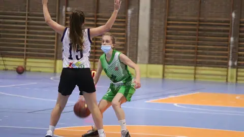 Jugada en movimiento del Junior del CD Zamarat.