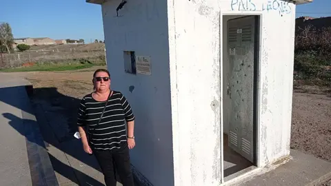 La alcaldesa de Pajares de la Lampreana en la báscula municipal