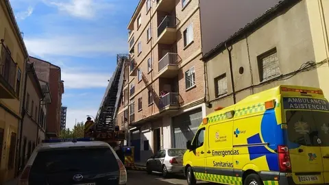 Los bomberos acceden a una vivienda en Francisco Pizarro
