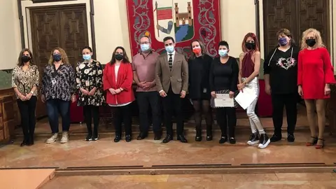 Foto de familia del alcalde con los diplomados. Foto Marcos Vicente