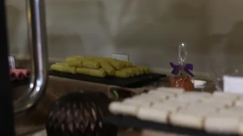 HUESOS DE SANTO  (5)