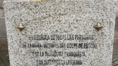 Ramo de flores en el monolito de la Plaza de la Constitución