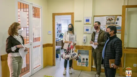 Encuentro entre el alcalde de Benavente con representantes de los centros escolares