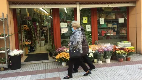 Paseantes por la calle Tres cruces