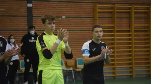 Pablo Prieto saluda al inicio de un partido