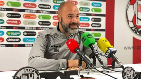 David Movilla, entrenador del Zamora CF, atiende a los medios de comunicación. | FOTO: Zamora CF