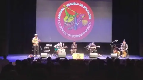 Actuación de Entavía en el Teatro Ramos Carrión