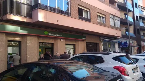 Colas en la oficina de Unicaja en las Tres Cruces