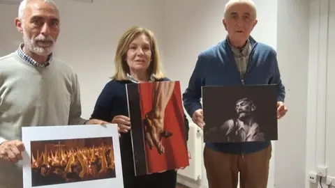La presidenta de la Junta pro Semana Santa muestra el cartel anunciador. A su lado, miembros de la Junta Directiva muestran el segundo y tercer premio