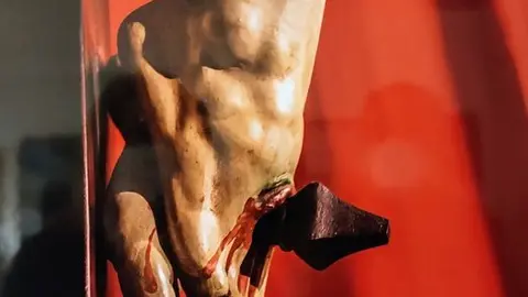 pies cristo injurias