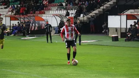 Jon Rojo, jugador del Zamora CF,  controla un balón. FOTO: Marcos Vicente