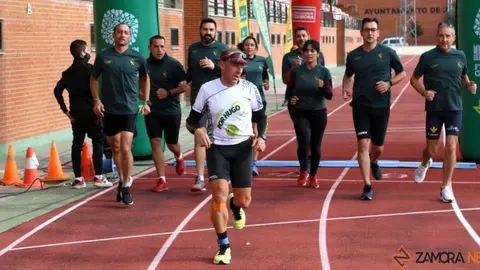 Salida del reto solidario de Gaspy, escoltado por varios cargos representativos de la Guardia Civil de Zamora. | FOTO: Marcos Vicente