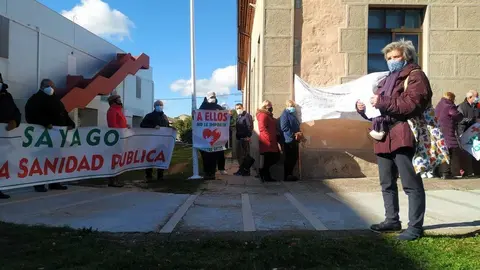 15 Concentración frente al centro de Bermillo