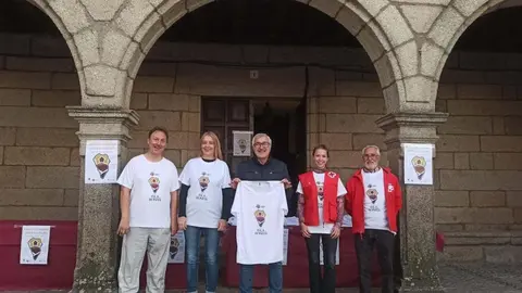 Miembros del Ayto. Puebla de Sanabria posan con la camiseta solidaria