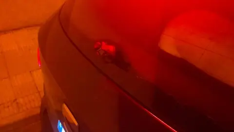 Estado de uno de los coches con los parabrisas arrancados