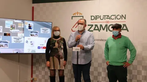 El vicepresidente segundo de la Diputación de Zamora y diputado de Educación, Cultura, Deportes, Turismo y Promoción del Territorio, Jesús María Prada Saavedra (centro), la presidenta y el vicepresidente de la Asociación Zamorana de Turismo Rural (AZTUR), Patricia García (izquierda) y Víctor Luna (derecha), respectivamente.
