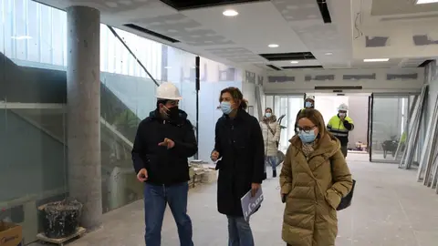 La delegada territorial, Clara San Damián y la Gerente de Asistencia Sanitaria, Montserrat Chimeno fueron las encargadas de visitar este martes el estado de las obras del nuevo centro de salud de la capital.