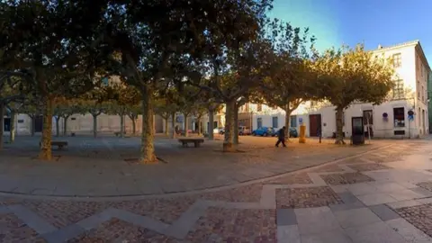 Paseantes por la Plaza Viriato de Zamora