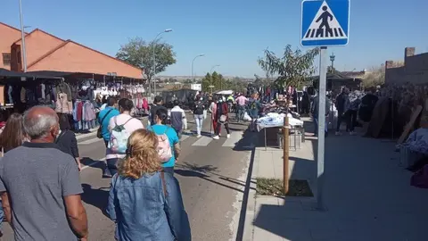 Foto de archivo de zamoranos en el mercadillo de los martes