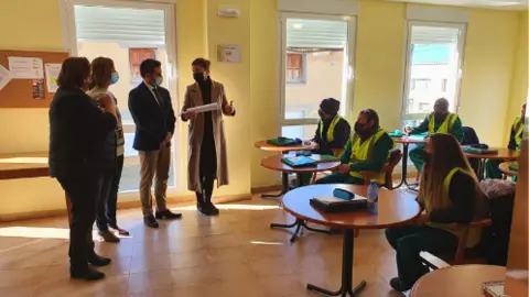 La delegada territorial visita a los 8 alumnos del programa de Empleo de...