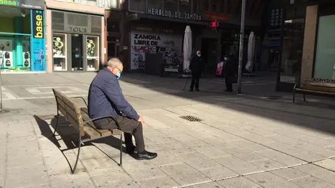 Un hombre descansa a la altura de Cortinas de San Miguel