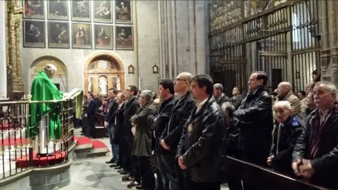 Un momento de la ceremonia religiosa que ha tenido lugar en la Catedral en recuerdo de los fallecidos de la Cofradía del Silencio