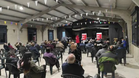 Vecinos de San Juan del Rebollar durante el encuentro