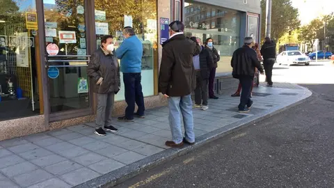Zamoranos haciendo cola para comprar lotería en un estanco