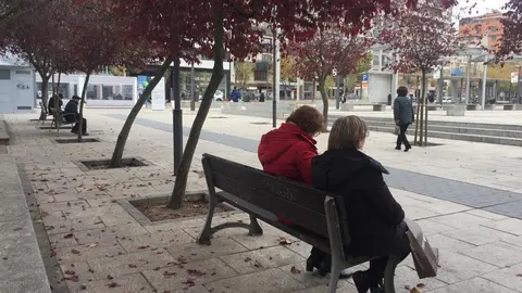 Paseantes por el parque de la Marina Española