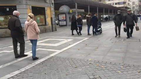 Paseantes por la Avenida de Santa Clara. | FOTO: Fanny Vega