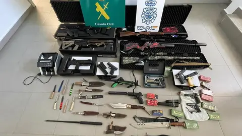 Armas y artículos incautados a la red criminal. Foto Policía Nacional