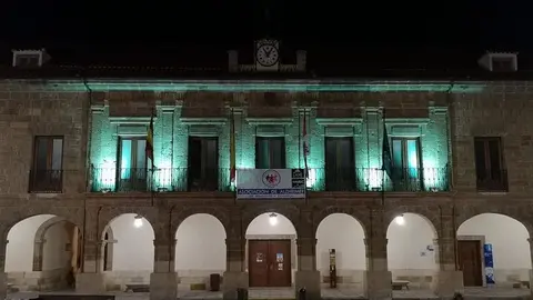 Fachada del Ayto de Benavente teñida de verde