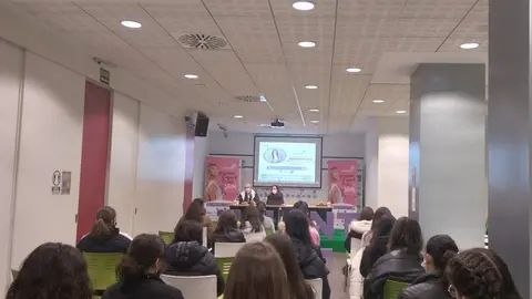 Chicas adolescentes del Programa STEM Talent Girl, en la charla del gerente de Servicios Sociales