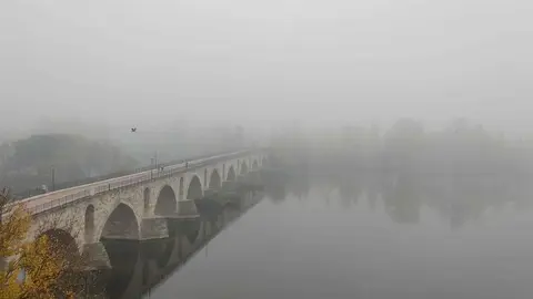 Puente de Piedra con niebla