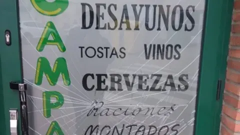 Cristal roto de la puerta del Bar Campa