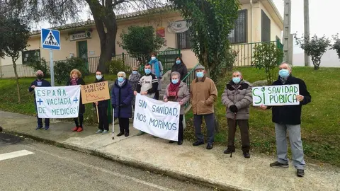 Vecinos de Pozoantiguo se concentran ante el consultorio