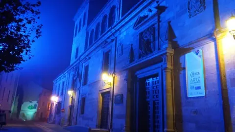 Fachada de la Diputación iluminada de azul