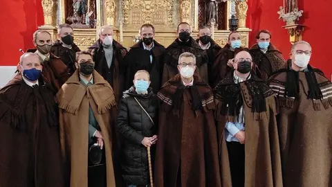 Instituciones portando la capa alistana.