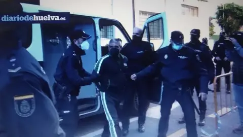 Llegada de Bernardo Montoya al juicio. Foto eldiariohuelva.es