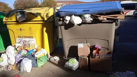 Estado de los contenedores en la calle José Rebojo