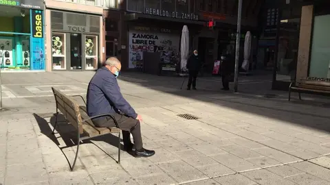 Un zamorano sentado en la calle Cortinas de San Miguel